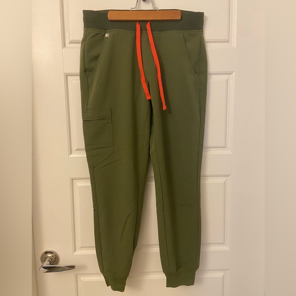 Figs women’s Dark Olive Zamora - Petite Jogger Scrub Pants
